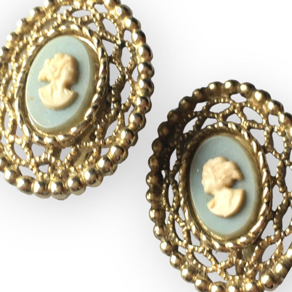 Vintage Sarah Coventry cameo earrings, clip ons